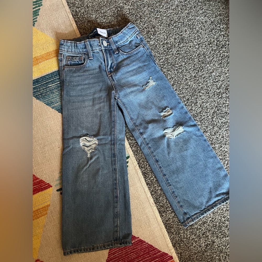 Wide leg jeans. Excellent condition. Size 4T.